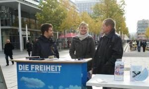 Stand der FREIHEIT am 10.11.2012 in der Dresdner Innenstadt Steffen Ehrt (rechts außen), damals Landesvorstand der FREIHEIT, camoufliert heute als AfD