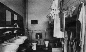 Sanitärzellen in Hoheneck um 1989 bis zu 36 Frauen teilten sich eine Gefängniszelle, 2/3 der Häftlinge waren „Politische“ Folter, Menschenrechtsverletzungen, Entwürdigungen und ungeklärte Todesfälle waren dort Alltag