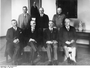 „Kabinett der Barone“ unter Reichskanzler Franz von Papen (Juni 1932) Die Reichsregierung bestand nur aus Adeligen oder Akademikern mit dem „Preußenschlag“ ebnete diese sog. Elite den Nazis den Weg zur Machtergreifung