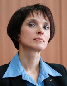 Frauke Petry Junta-Chefin der AfD Sachsen sorgte für die Durchführung eines illegalen Gründungsparteitags in Leipzig, die drohende Enttarnung als GRÖBAZ (größte Blenderin aller Zeiten) und als Pleitier führte zur Ukundenfälschung in der Sachsen-AfD
