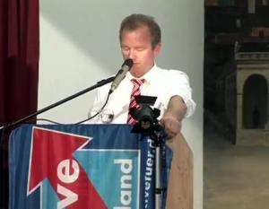 André Wächter Landesvorsitzender der AfD Bayern versucht es mit einer Rede im Augustiner Keller in München